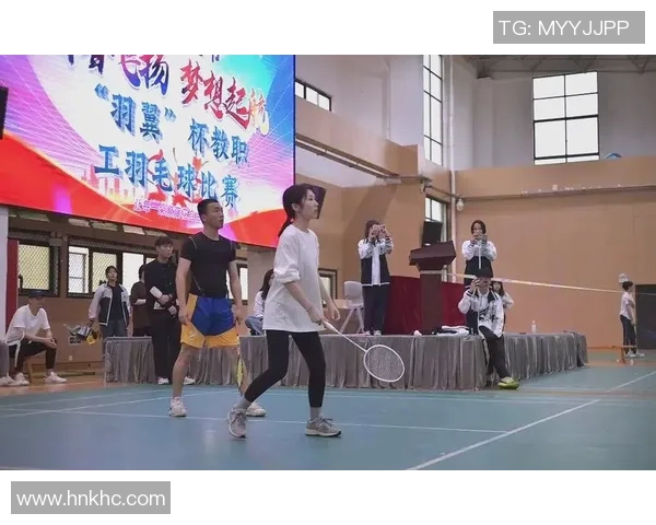 重庆羽毛球队在全国锦标赛中展现灵活性与战术多变的精彩表现